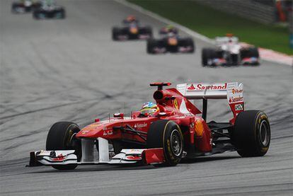 El piloto asturiano ya anticipó tras los ensayos que, debido a la superioridad de los bólidos de Red Bull, la meta de Ferrari en Malasia era subir a uno de los tres cajones. Sin embargo, falló en un intento de adelantamiento sobre Hamilton, rompió el lateral de su alerón delantero tras tocar el coche del inglés y perdió todas sus opciones.