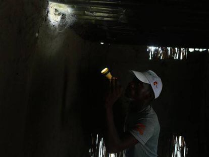 Un trabajador busca mosquitos en una vivienda de Magude (Mozambique).
