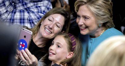 Hillary Clinton con seguidoras en una sede de campaña en Seattle, el 14 de octubre