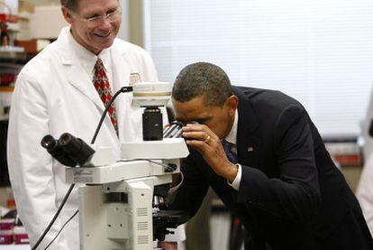Obama durante una visita a los Institutos Nacionales de Salud.
