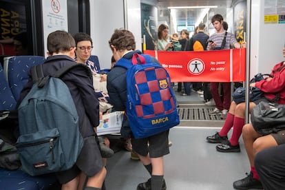 Tren escolar en la línea S2 de Ferrocarrils de la Generalitat con vagones reservados a escolares, el pasado 30 de marzo.
