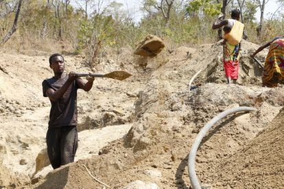 Un minero a pequeña escala excava una galería en Bandire, al norte de Mozambique.