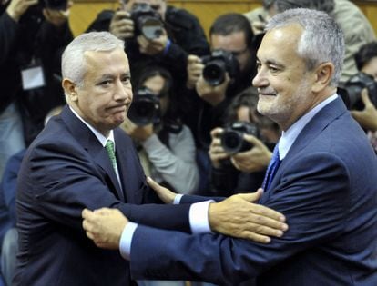 Javier Arenas felicita a José Antonio Griñán tras ser elegido presidente.