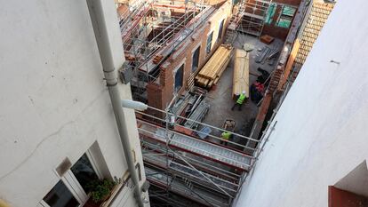 Obras de ampliación del Palacio de la Duquesa de Sueca, vista desde las ventanas de los vecinos del número ocho de la calle de Duque de Alba, afectados por la pérdida de luz.