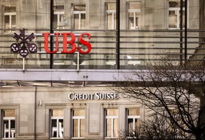 Logos de UBS y Credit Suisse en Zúrich (Suiza), donde ambos bancos tienen sus sedes.