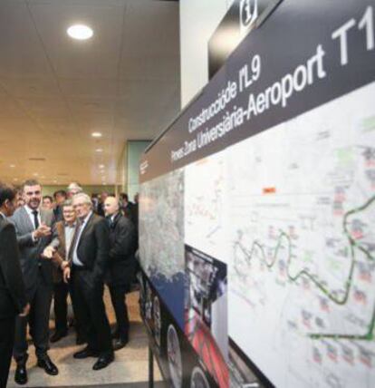 Santi Vila i Xavier Trias durant un acte de la línia 9 del metro.