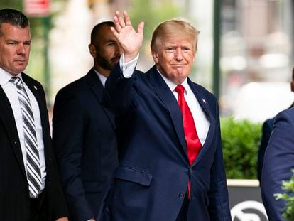 Donald Trump, saliendo de la Torre Trump de Nueva York, en agosto.