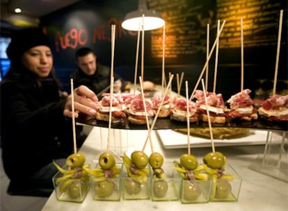 Selección de pinchos en la barra del bar A Fuego Negro, en la calle del 31 de Agosto de San Sebastián