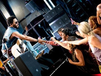 Lenny Kravitz dando la mano a sus seguidores durante el concierto en Starlite.
