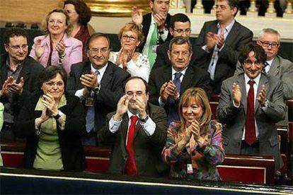 Los representantes socialistas del Parlamento catalán aplauden la aprobación del Estatuto en el Senado.