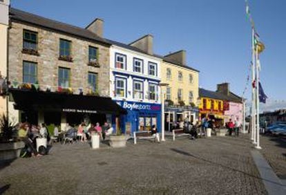 Terrazas en el centro de Clifden, 'capital' del distrito de Connemara donde termina la Sky Road.