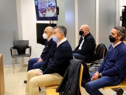 En primera fila, el exvicealcalde de Alicante Andrés Llorens, con pantalón claro, junto a otros tres acusados en el juicio en Alicante, este martes.