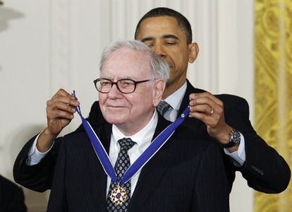 El multimillonario recibiendo una medalla de manos del presidente en febrero de este año.
