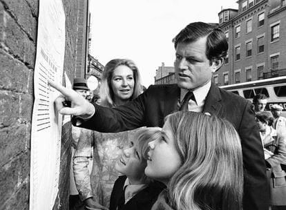 Ted Kennedy con sus hijos Teddie y Kara y su mujer Joan en Boston en 1970.