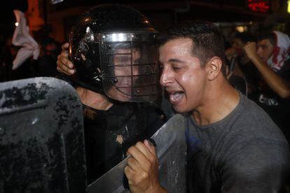 La capital paraguaya fue sede de una batalla campal entre policías y manifestantes. Una decena de enmascarados lanzó piedras a los agentes en las inmediaciones del Congreso y estos respondieron. En la imagen un manifestante confronta a un policía, este viernes.