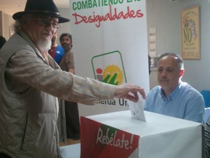 Francisco Gómez Corrales de 72 años y militante desde los 23 del PC,vota.