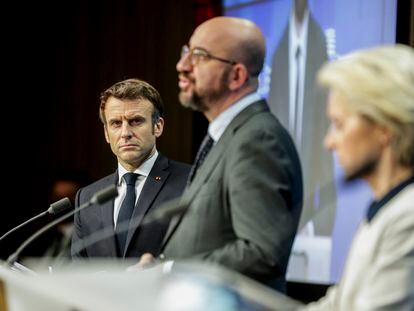 Desde la izquierda, el presidente francés, Emmanuel Macron; el presidente del Consejo Europeo, Charles Michel, y la presidenta de la Comisión Europea, Ursula von der Leyen, durante la comparecencia en la madrugada del viernes, al término de la cumbre en Bruselas.