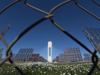 Planta solar de Abengoa en Sanl&uacute;car la Mayor (Sevilla).
 