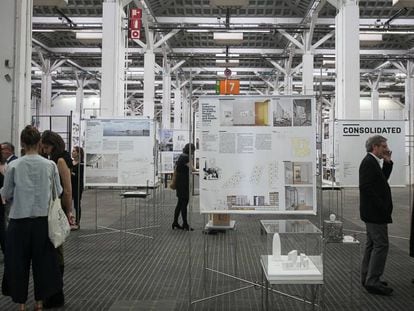 Una exposició al pavelló Victòria Eugènia.