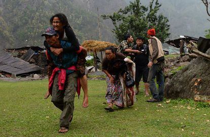 Los equipos de rescate luchan por llegar a las comunidades más remotas. En la imagen, miembros del ejército rescatan a varias personas en Gorkha (Nepal), el 28 de abril de 2015.