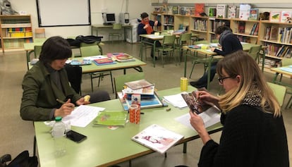 Una fotografia de la biblioteca de l'Escola Tàber