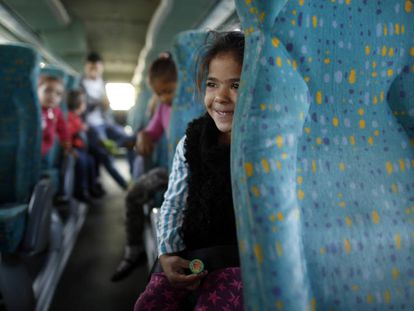 Ni&ntilde;os gitanos rumanos del poblado chabolista de El Gallinero, en Madrid, van al colegio en transporte escolar. 