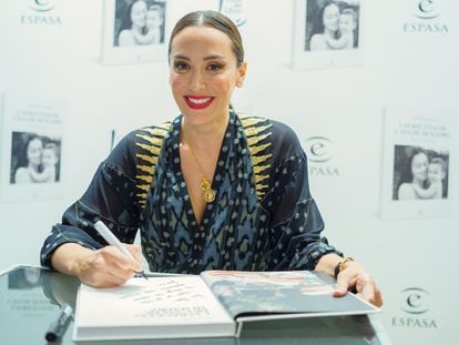 Tamara Falcó firma su libro 'Las Recetas De Mi Madre' en la Casa del Libro de Madrid, en 2021.