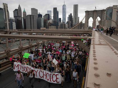 Demonstrators march on the Brooklyn Bridge during the abortion rights rally in reaction to the leak of the US Supreme Court draft abortion ruling on May 14, 2022 in Brooklyn, New York. - Thousands of activists are participating in a national day of action calling for safe and legal access to abortion. The nationwide demonstrations are a response to leaked draft opinion showing the US Supreme Court's conservative majority is considering overturning Roe v. Wade, the 1973 ruling guaranteeing abortion access. (Photo by Yuki IWAMURA / AFP)