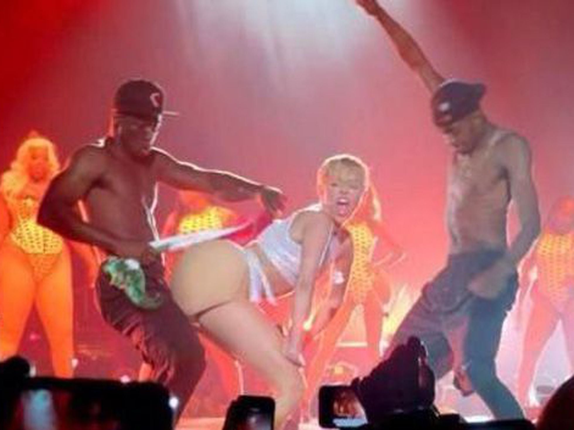 Miley Cyrus desata la polémica por usar en un baile la bandera de México |  Gente | EL PAÍS