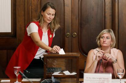 La diputada Meritxell Serret (ERC), a la izquierda, junto a la vicepresidenta primera del Parlament, Alba Vergès.