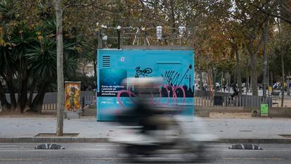 La estación de vigilancia de la calidad del aire y la contaminación del Eixample de Barcelona, la que registra los peores datos de la ciudad, en una imagen de archivo.