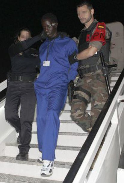Imagen facilitada por el Ministerio de Defensa en la que la Polic&iacute;a Naval entrega los presuntos piratas que atacaron el &#039;Pati&ntilde;o&#039;.