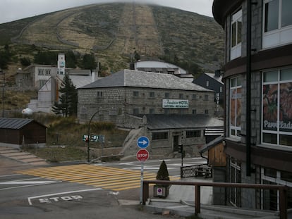 Pistas de esquí sin nieve en el Puerto de Navacerrada el pasado jueves.