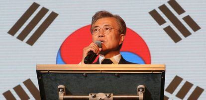 El presidente electo, Moon Jae-in habla a sus seguidores tras la victoria electoral, este martes en Seúl.