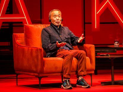 El escritor japonés Haruki Murakami, distinguido con el galardón de las Letras del Premio Princesa de Asturias, durante la reunión con clubes de lectores de Gijón en el Teatro Jovellanos.