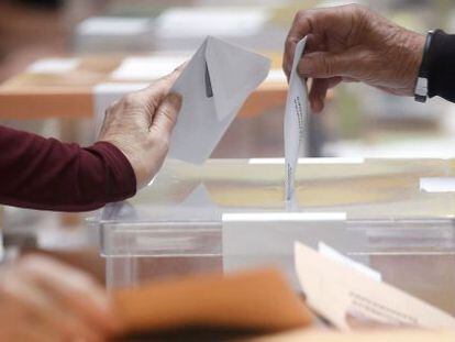Un usuario mete su voto en una de las urnas utilizadas en las &uacute;ltimas elecciones generales.
