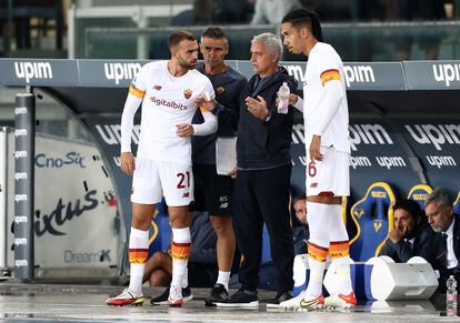 José Mourinho habla con Chris Smalling y Borja Mayoral en un partido de La Roma contra el Hellas Verona.