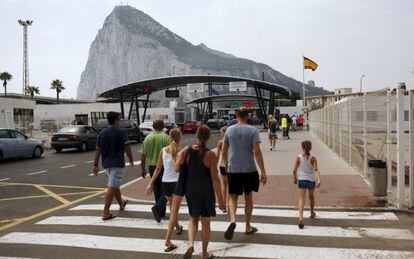 Turistas entran en la colonia británica del Peñón de Gibraltar.