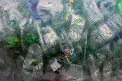 Botellas de agua vacías recogidas para su reciclaje en Montevideo, Uruguay, en junio de 2023. 