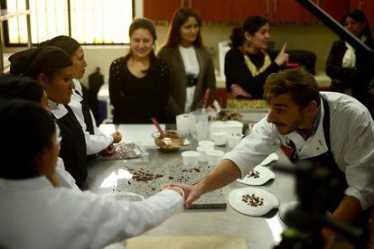 Roca, durante el taller de postres en la cárcel de Lima.