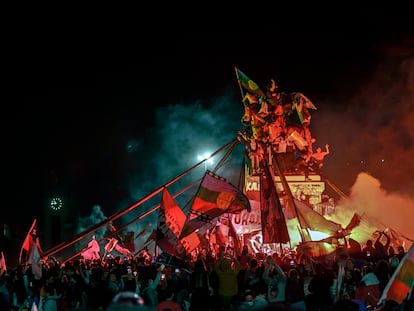 Manifestantes que apoyaban la reforma de la constitución chilena celebran los resultados del referéndum en Plaza Italia en Santiago el 25 de octubre de 2020.