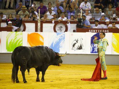 Enrique Ponce simula la suerte de matar ante el toro Jaraiz, en Málaga.