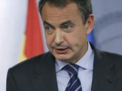 El presidente del Gobierno, José Luis Rodríguez Zapatero, durante la comparecencia ante los medios celebrada esta tarde en el Palacio de la Moncloa