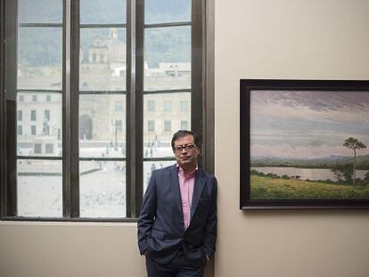 Gustavo Petro, alcalde saliente de Bogotá, en su despacho en el consistorio