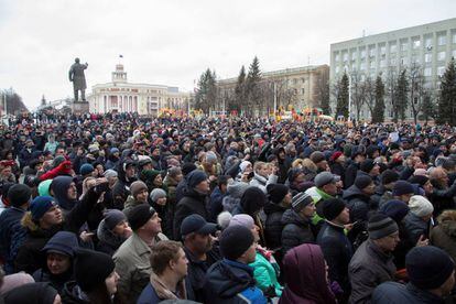Miles de personas salen a la calle en Kemerovo, Rusia, este martes.