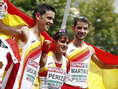 De derecha a izquierda, Álvaro Martín, medalla de oro en 20km, María Pérez, oro femenino, y Diego García, plata masculina, este sábado en Berlín.