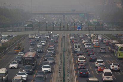 Vehículos circulan por una autopista en Pekín (China). El Ministerio chino de Protección del Medio Ambiente recibió cerca de 15.000 quejas sobre la polución en 2015