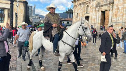 El congresista Alirio Barrera, senador por el Centro Democrático, afuera de la sede del Congreso con su caballo 'Pasaporte'.