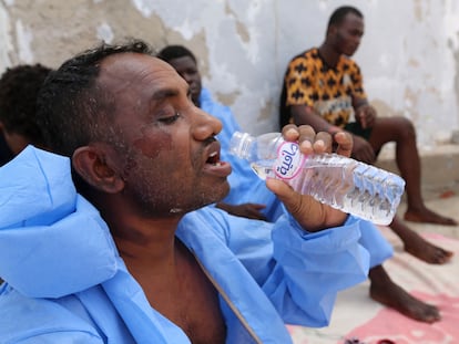 Migrantes rescatados por las autoridades tunecinas en aguas del Mediterráneo cercanas a la frontera con Libia el pasado 27 de junio.