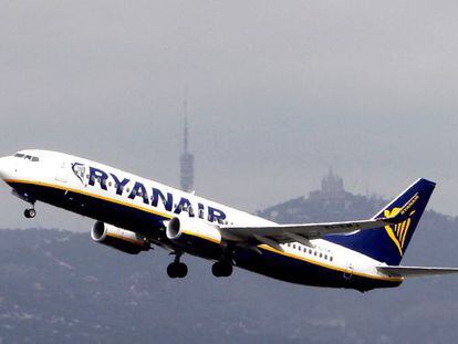 Un avi&oacute;n de Ryanair despega en el Aeropuerto de El Prat, Barcelona. 